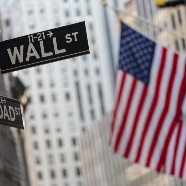 Stocks Close Lower on Worries About US Economy